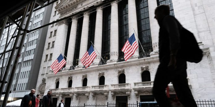 dow-up-nearly-300-points-as-jobless-claims-data-deemed-‘welcome-news-for-the-fed’