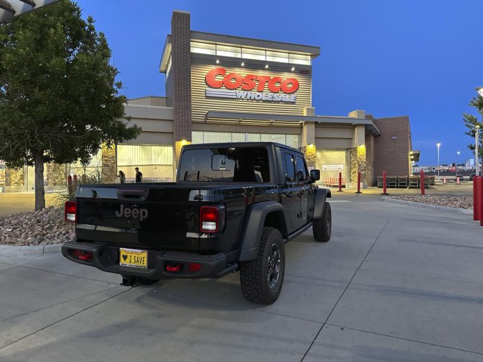 costco-q4-earnings-top-estimates,-sales-hold-steady-amid-high-gas-prices